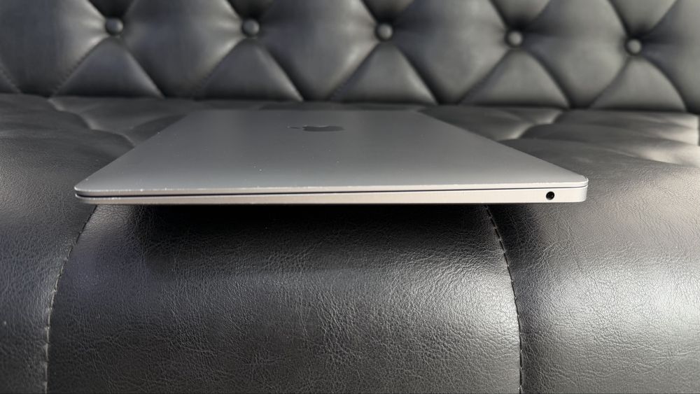 Apple MacBook Air M1 2020 года в плохом состояние