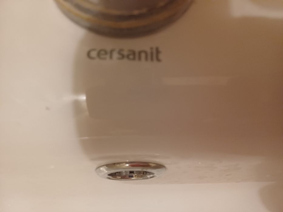 Раковина с тумбой.