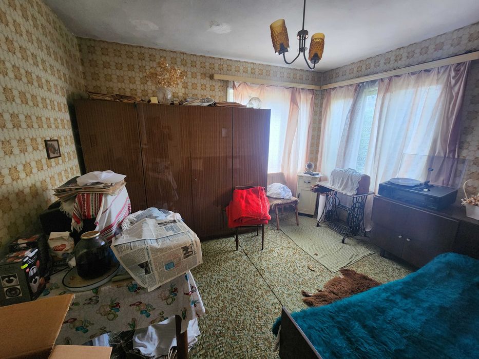 Къща с двор и гараж - град Исперих