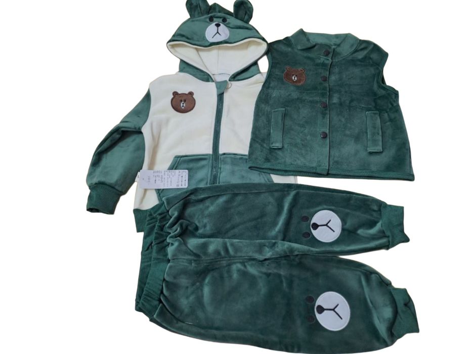 Продам детскую одежду тройку