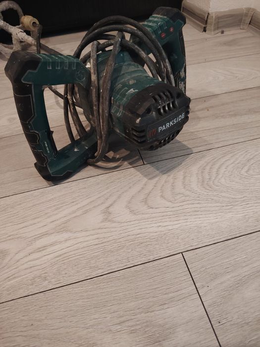 Preț bomba 200 € tot ce e în imagine