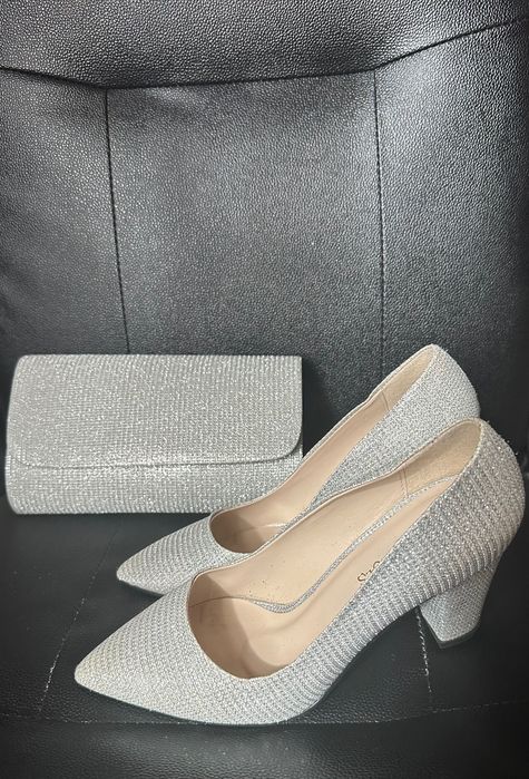 Обувки и чанта в сребристо за официален тоалет или абитуриентка