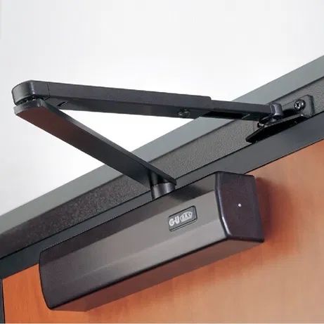 Дверной доводчик