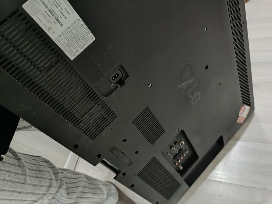 Телевизор LG 42 дюима
