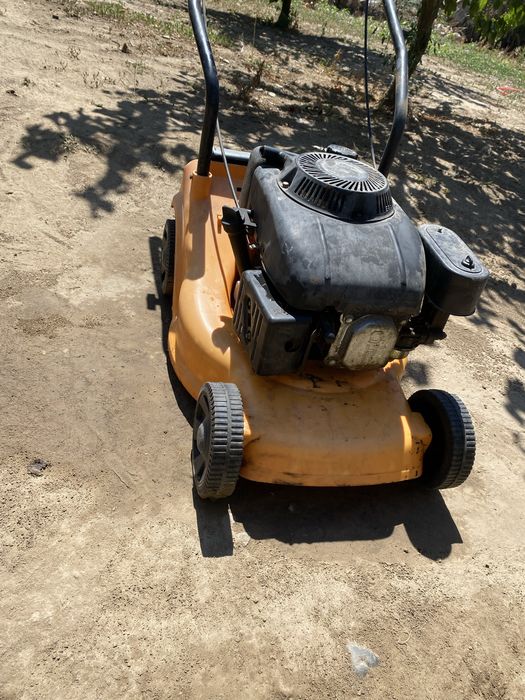 Vand masina de tuns iarba/gazon  nu are nicio problema