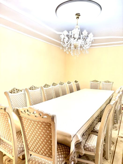 Стол и стулья для гостиной