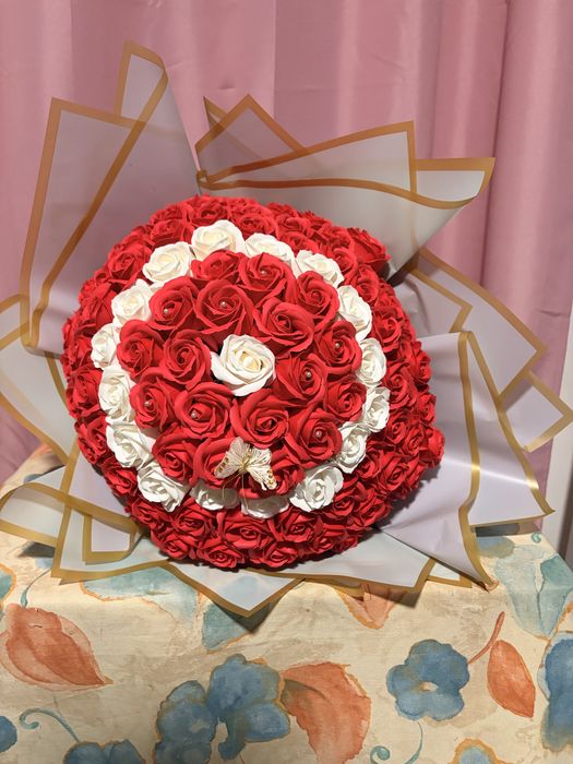 vand buchete de trandafiri