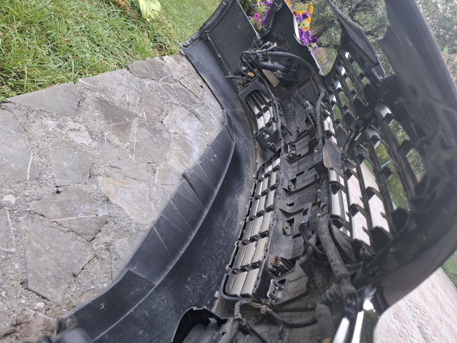Vând bara fata VW PASSAT B6 cu  6 senzori,spălătoare, parktronick negru LC9X