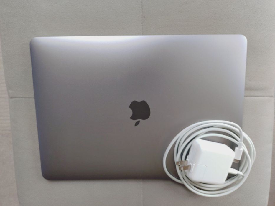 Нов MacBook Air 13.3- Space Gray, M1 Chip, 8GB RAM, 256GB storage