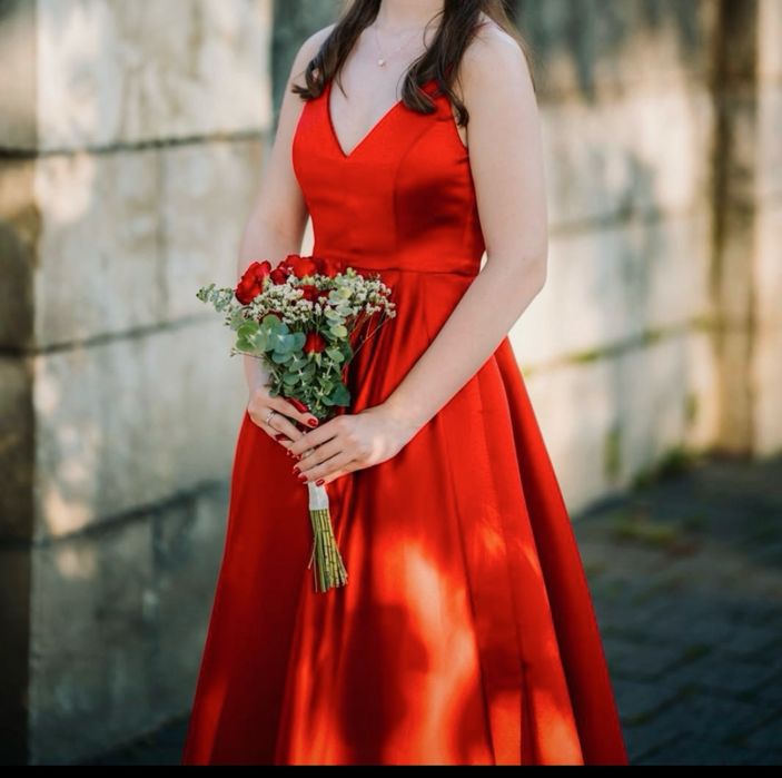 Червена бална рокля