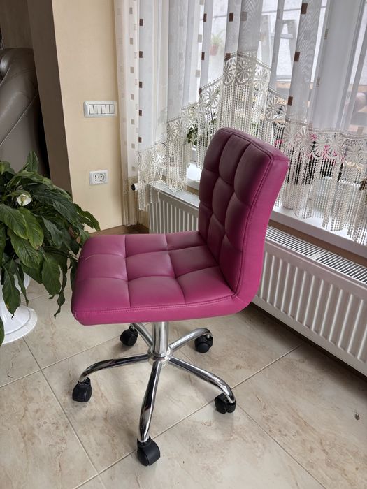 Scaun roz de birou