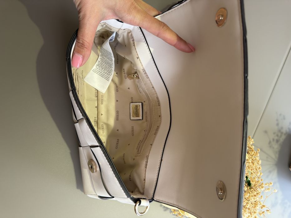 Чанта Guess - цвят бял