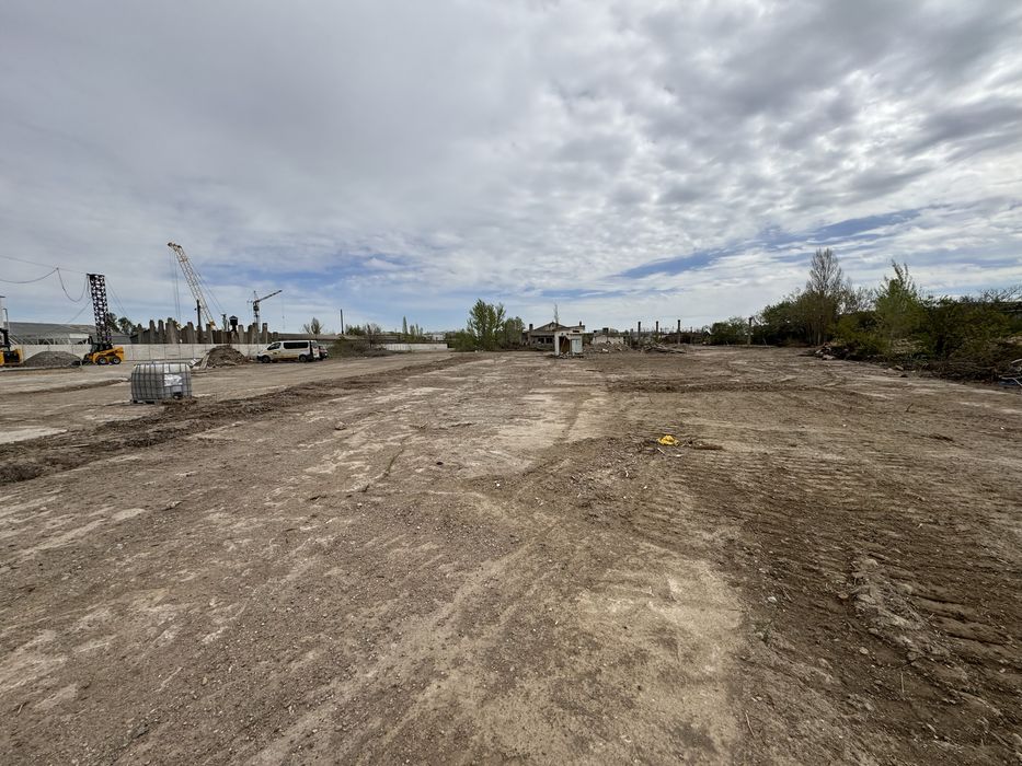 Vand teren 4100 mp pentru dezvoltare hale