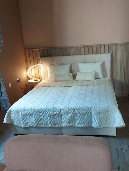 Спалня с матрак и тапицирана рамка