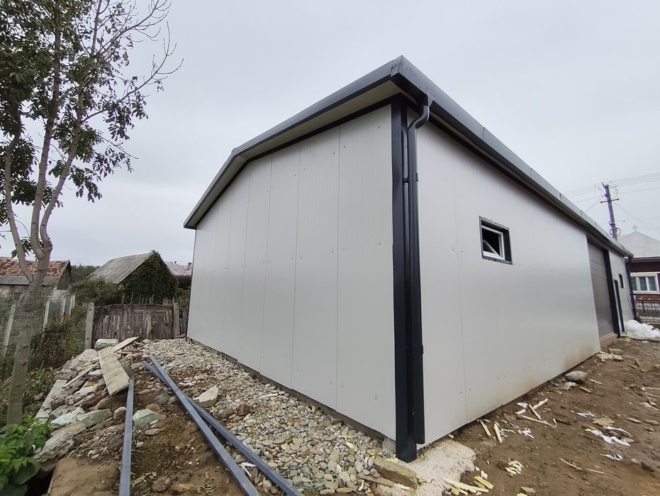 Garaje moderne din panouri sandwich – izolate, cu uși automate și geam