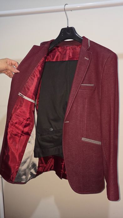Set bărbătesc sacou si pantaloni. Sacou Luisero, visiniu, bumbac 100%, slim fit, mărimea 54, nou + pantaloni negri vâscoză, model pana, mărimea 34