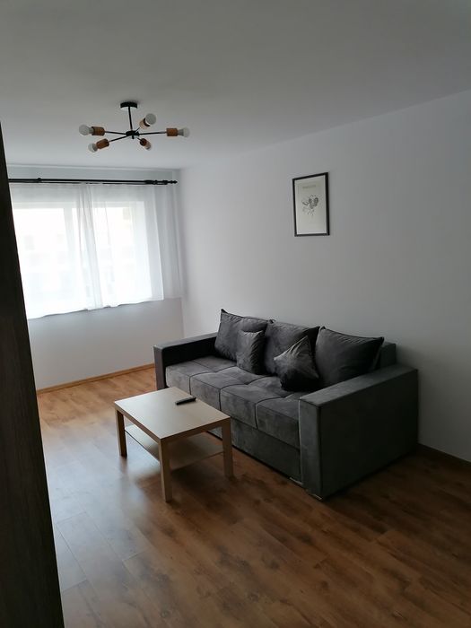 vand apartament 2 camere decomandat et.1 cu parcare privata