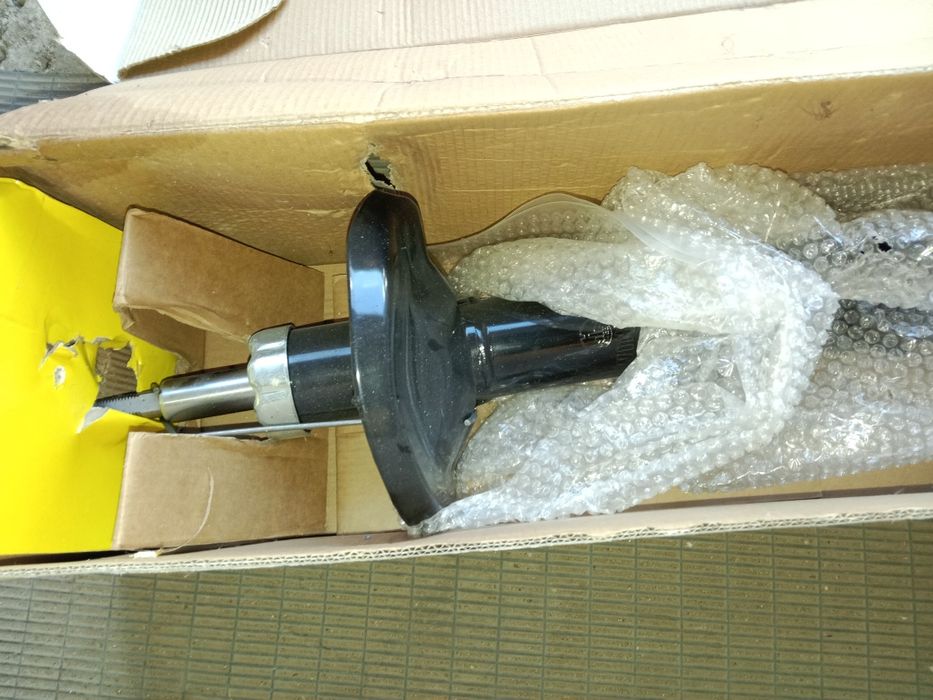 Продам заднию стойку тоета Карина