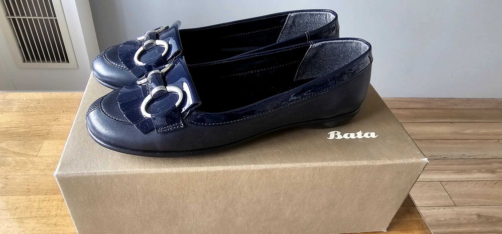 Нови дамски обувки  Bata- естествена кожа