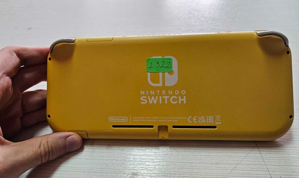 Nintendo Switch Lite с две игри