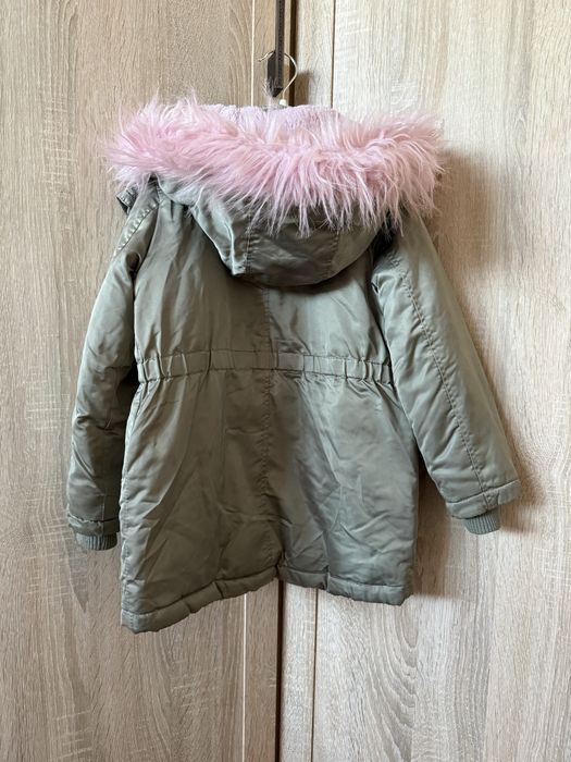 Продам демисезонную куртку на девочку