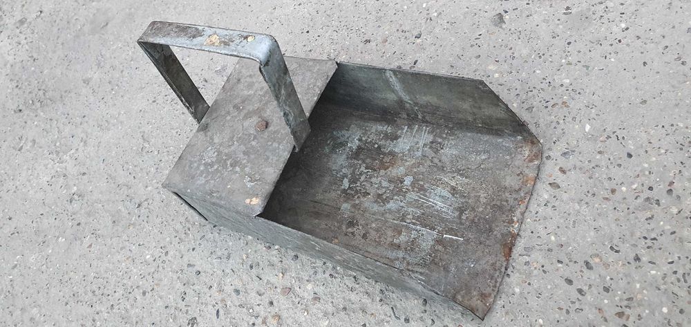 Совок для уборки в цехе