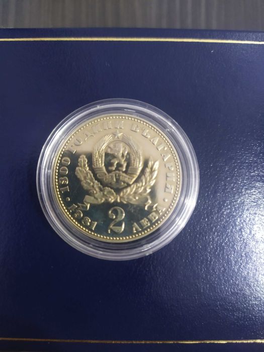 Монета 1300 години България. Майка с дете номинал 2 лева.