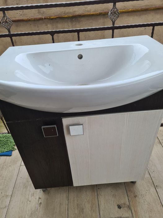 Раковина с зеркалом и тумбой