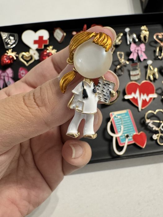 Брошки медицинские