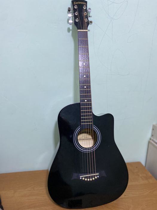 Черная красивая гитара