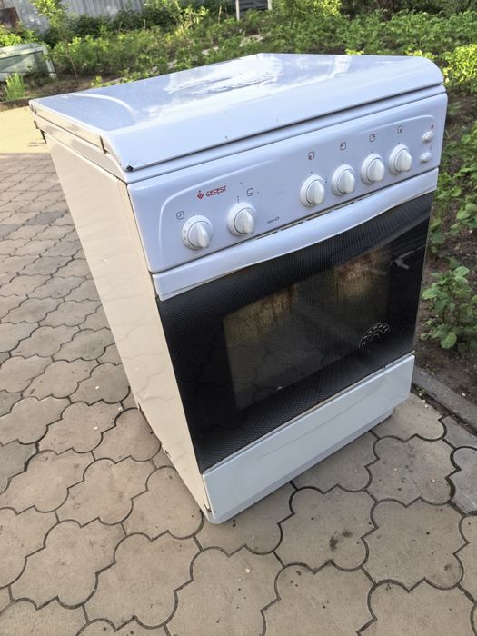 Газовая плита Gefest 1200-C5 в рабочем состоянии.