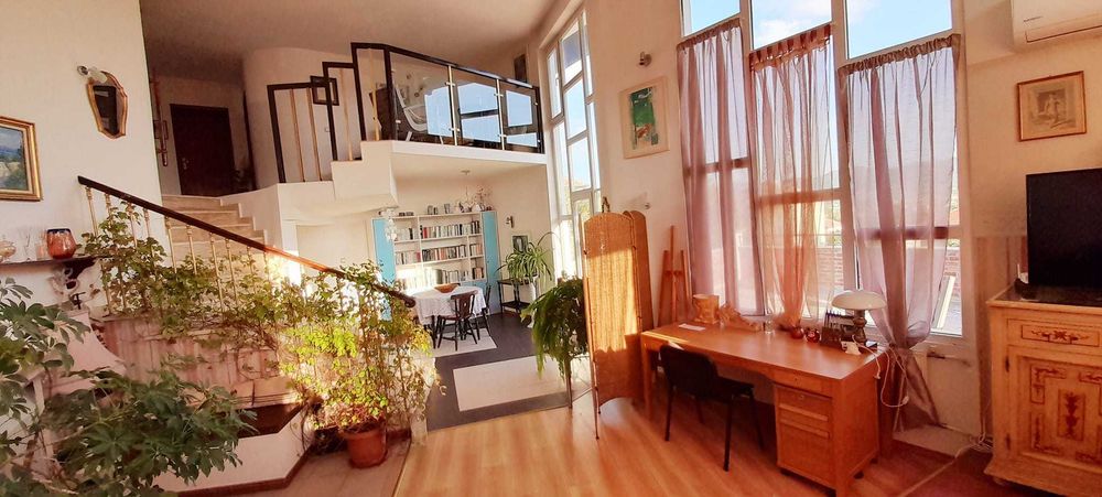 Луксозна къща, оригинална архитектура, строеж 2000 г, напълно обзаведена, 290 кв. м. канализация, асфалтов път