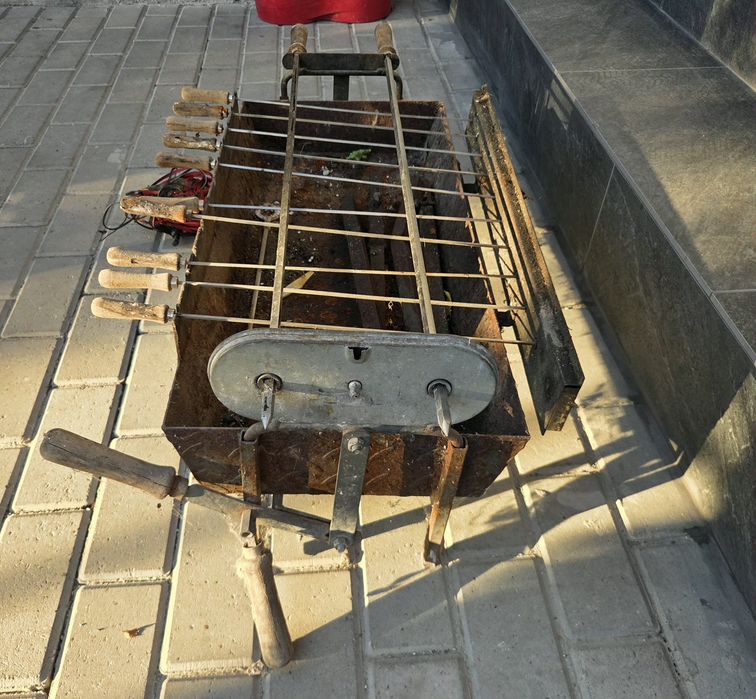 Grătar pe cărbuni cu frigărui acționate electric