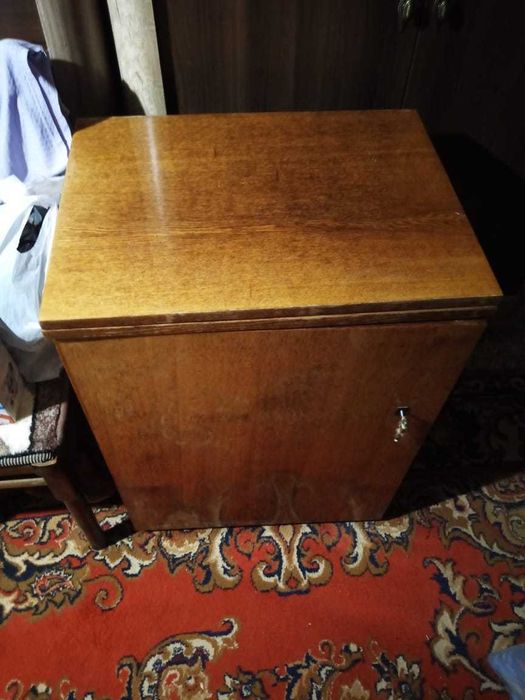 Продам швейную машинку "Чайка".