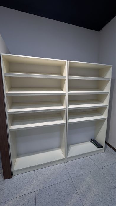 Erkaklar kiym dokoni ucun Oyoq kiyim va naski mayka vitrina sotiladi