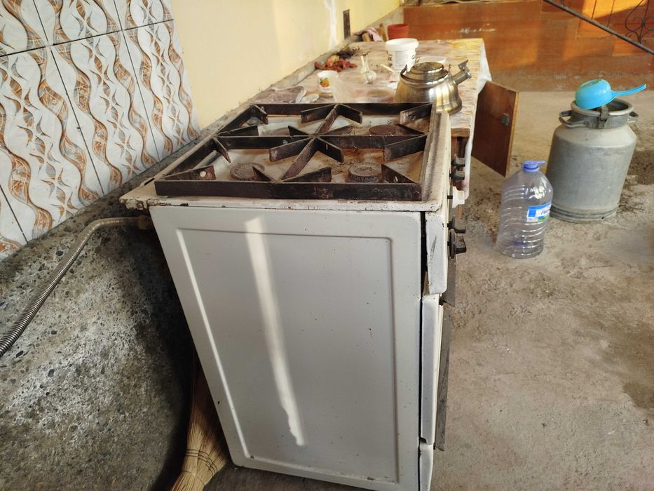 Gaz Plitasi sotiladi Xamma jihozi ishlaydi