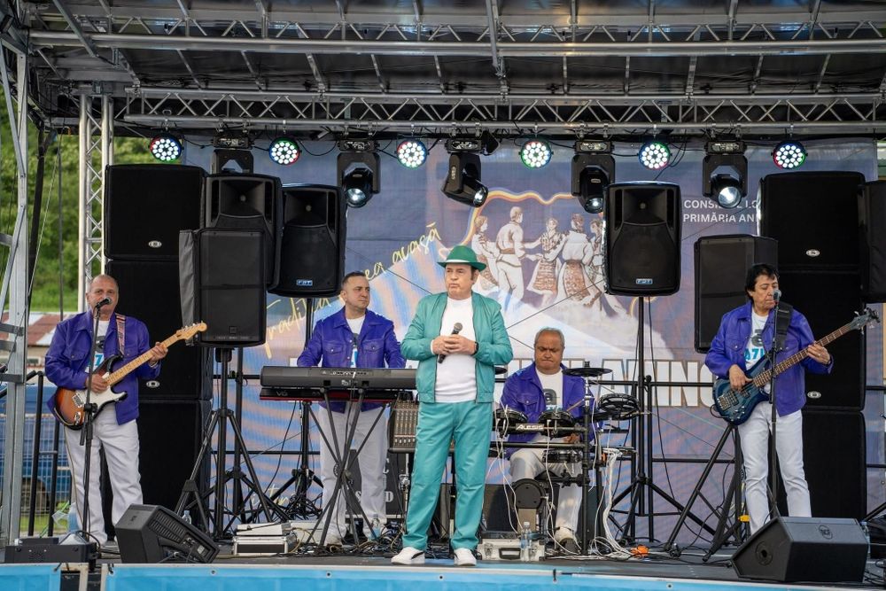 Inchiriem scena profesionala 6x6m + sonorizare si lumini