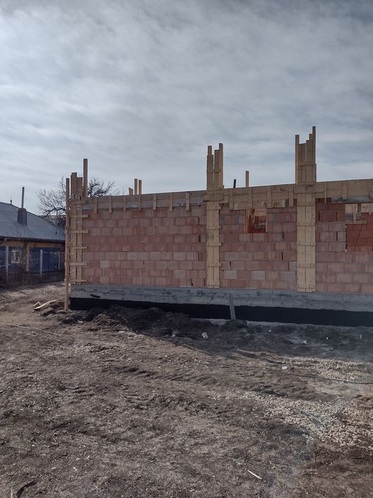 Echipa meseriasi construcții execut case la roșu finisaje interioare