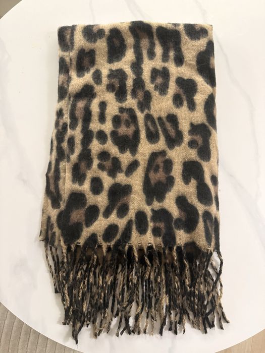 Шал с леопардов принт