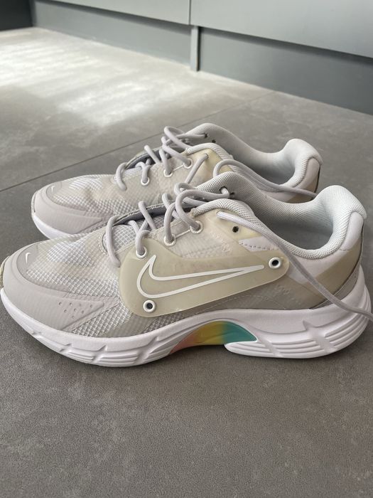 Нови дамски маратонки Nike