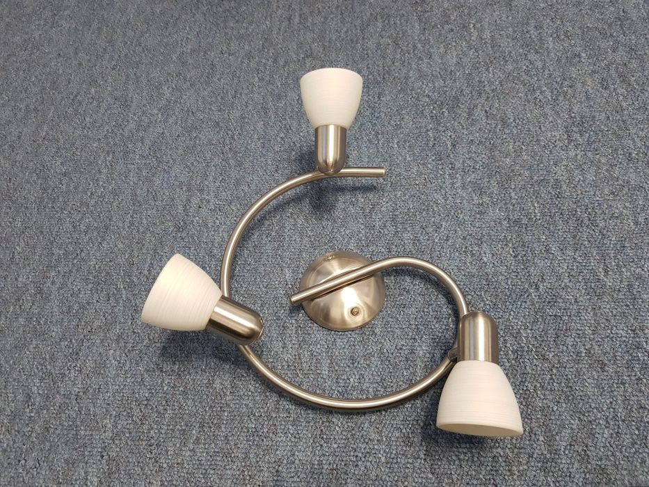 Lampă cu trei becuri