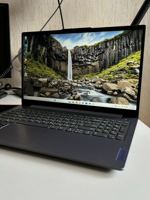Lenovo IdeaPad Slim 3 / Ryzen 5 / 8GB / SSD 512