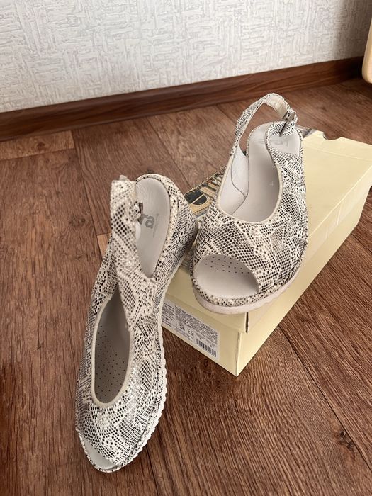 Женские босоножки