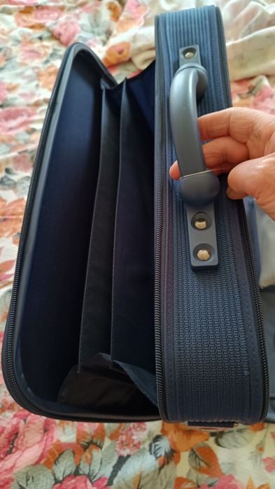 Vând geantă noua mărime medie.