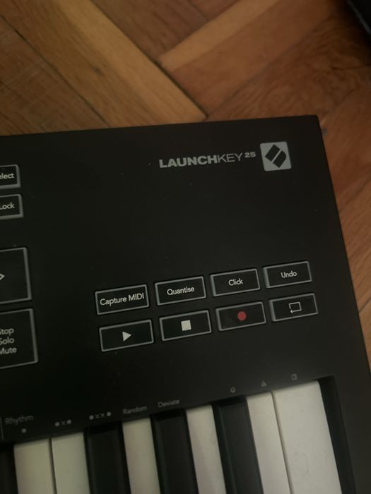 Novation Launchkey 25 MIDI Контролер