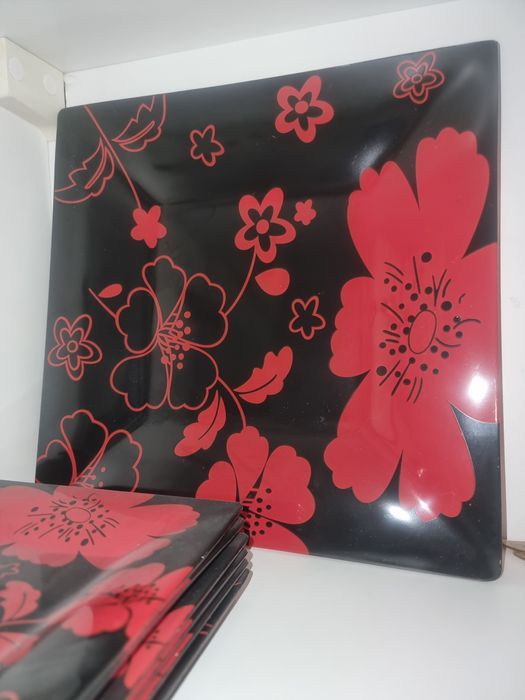 Продам набор тарелок