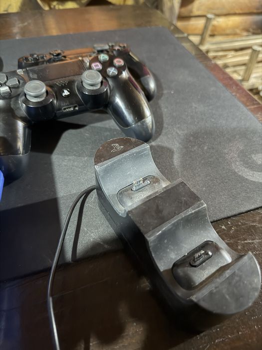 Playstation 4 + 2 джойстика, зарядна станция, игри