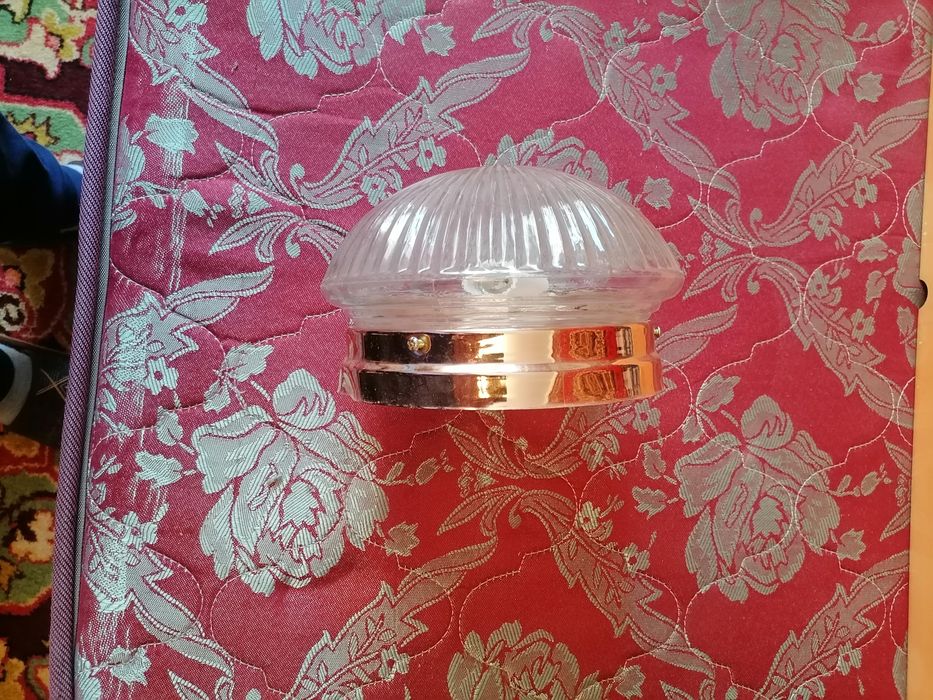 Продам потолочный светильник.