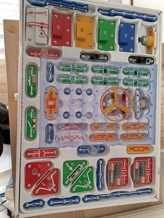 Продам электронный коструктор Знаток