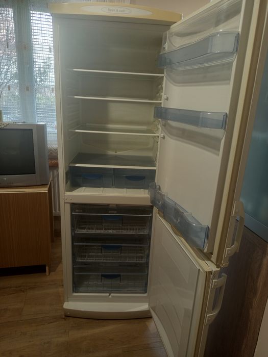 Хладилник с три чекмеджетат фризер Горения